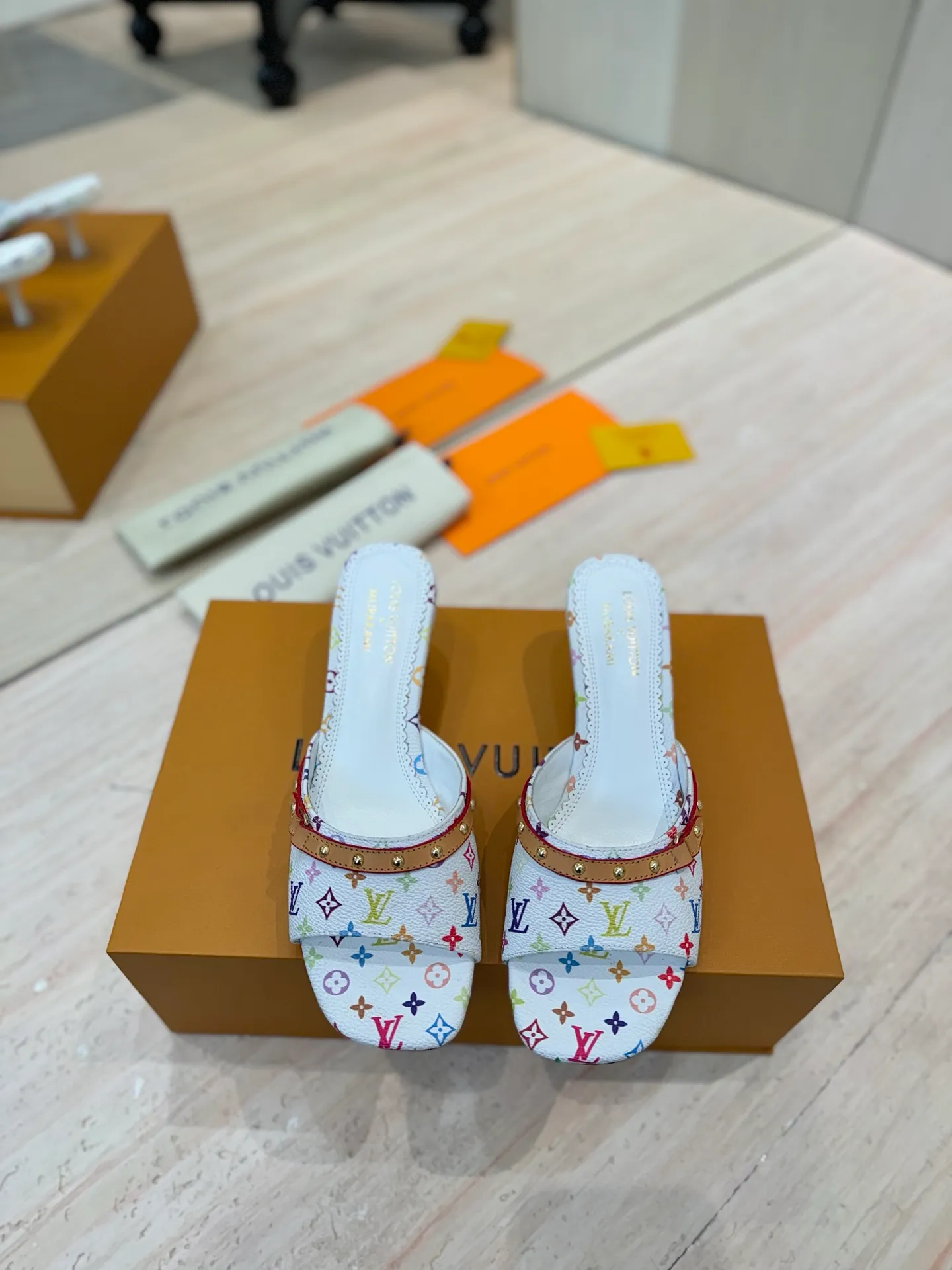 👟👟Ex-factory price 600👟👟 (top version) louis vuitton LV Louis Vuitton 25/Spring and Summer The latest Mary Jane shoes are simple and exquisite, full of high-end, showing elegance~ They look great on the feet and are full of summer shoes💯Awesome ✅Upper: 3D printed cowhide ✅Inner lining: Sheepskin lining, ✅Outsole: Genuine leather outsole imported from Italy ✅Size: 35-41 (40 to 41 customized, non-returnable) ✅Packaging: full set of packaging